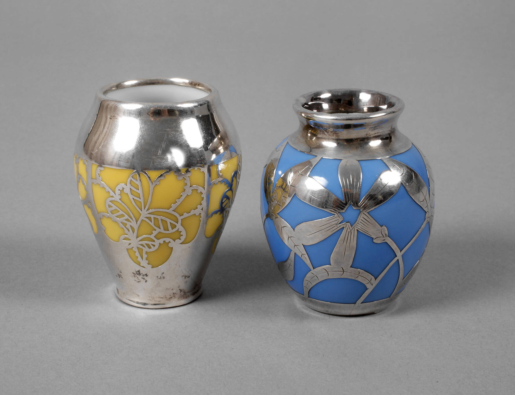 Spahr & Co. zwei Miniaturvasen mit Silberoverlay