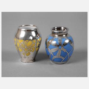 Spahr & Co. zwei Miniaturvasen mit Silberoverlay