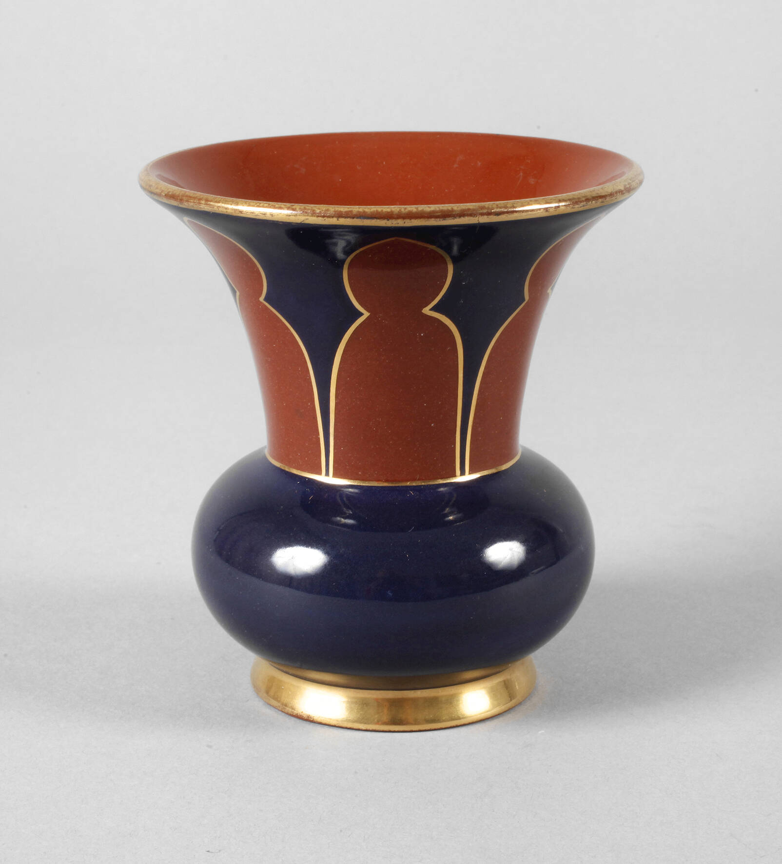 Cadinen kleine Vase mit Arkadendekor