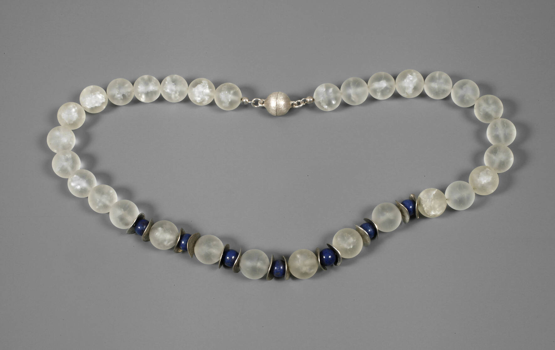 Designcollier aus Bergkristall und Lapislazuli