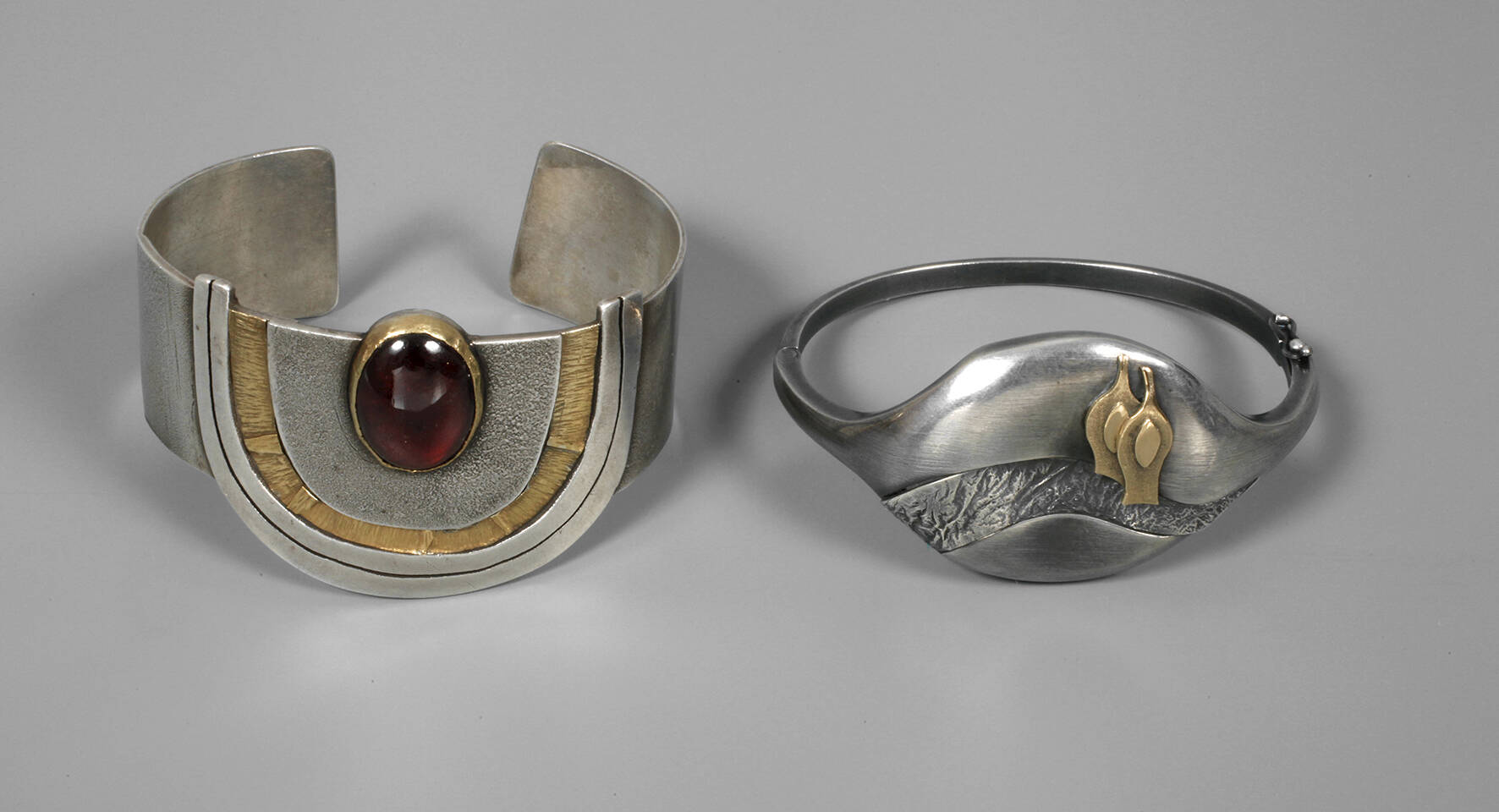 Zwei Designarmreifen