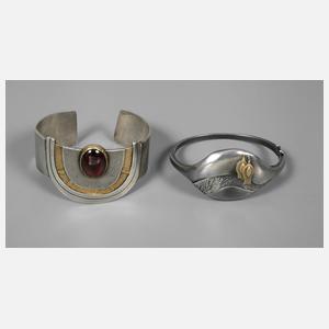 Zwei Designarmreifen