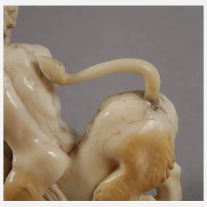 Feine Elfenbeinschnitzerei