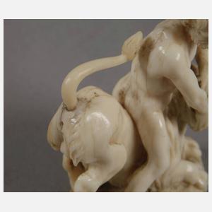 Feine Elfenbeinschnitzerei