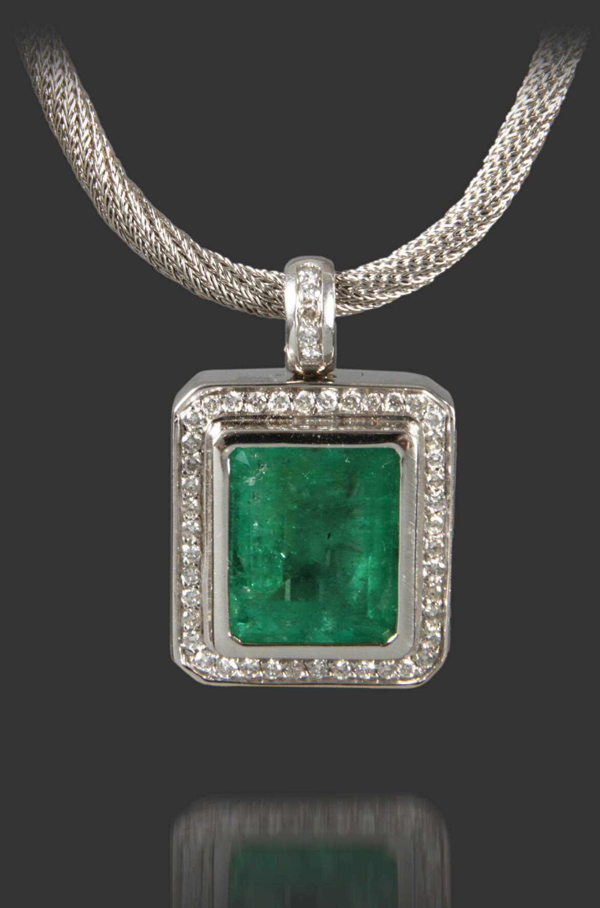 Feiner Smaragdanhänger mit Brillanten