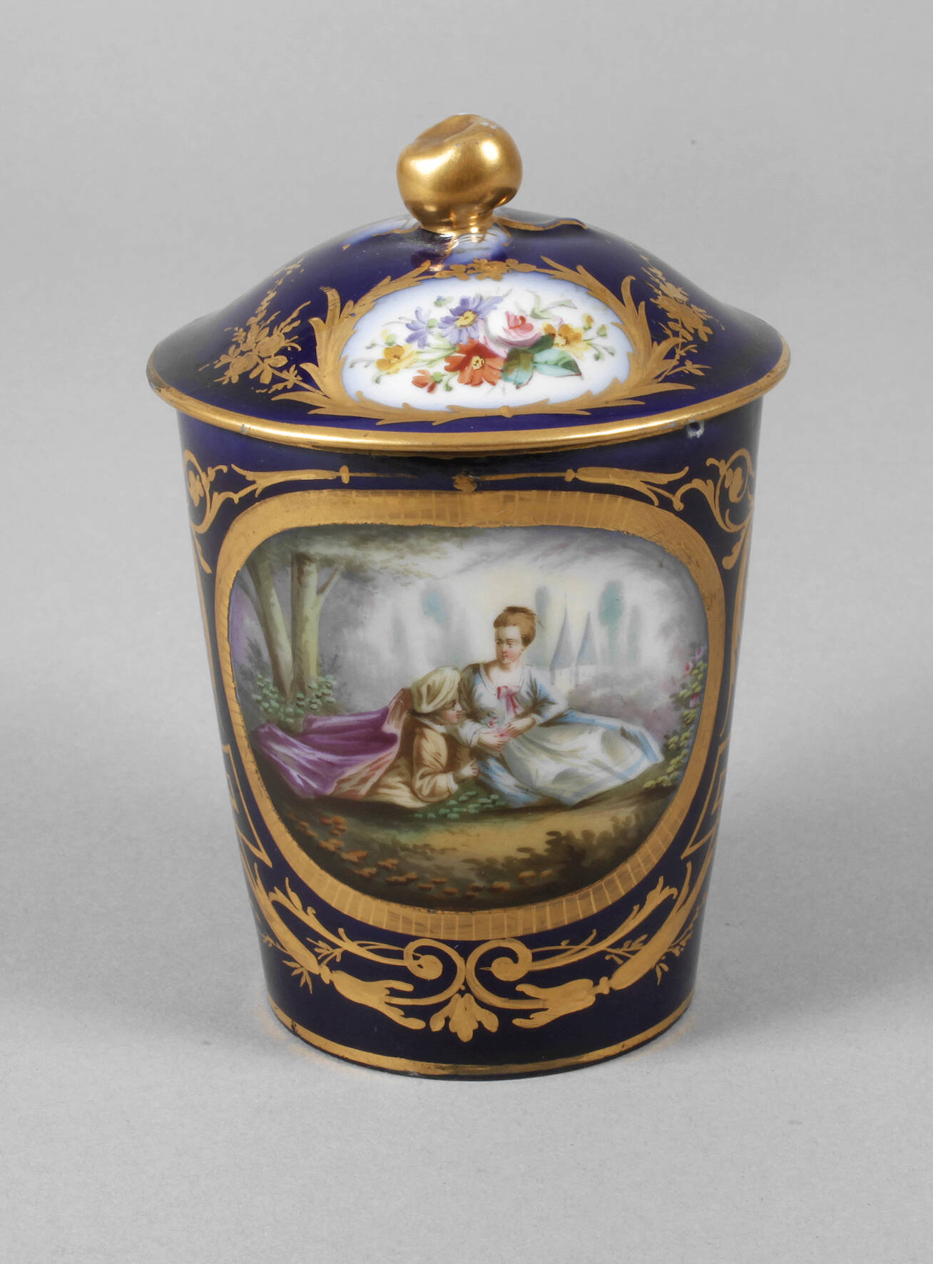 Frankreich Deckeltasse mit Watteauszene