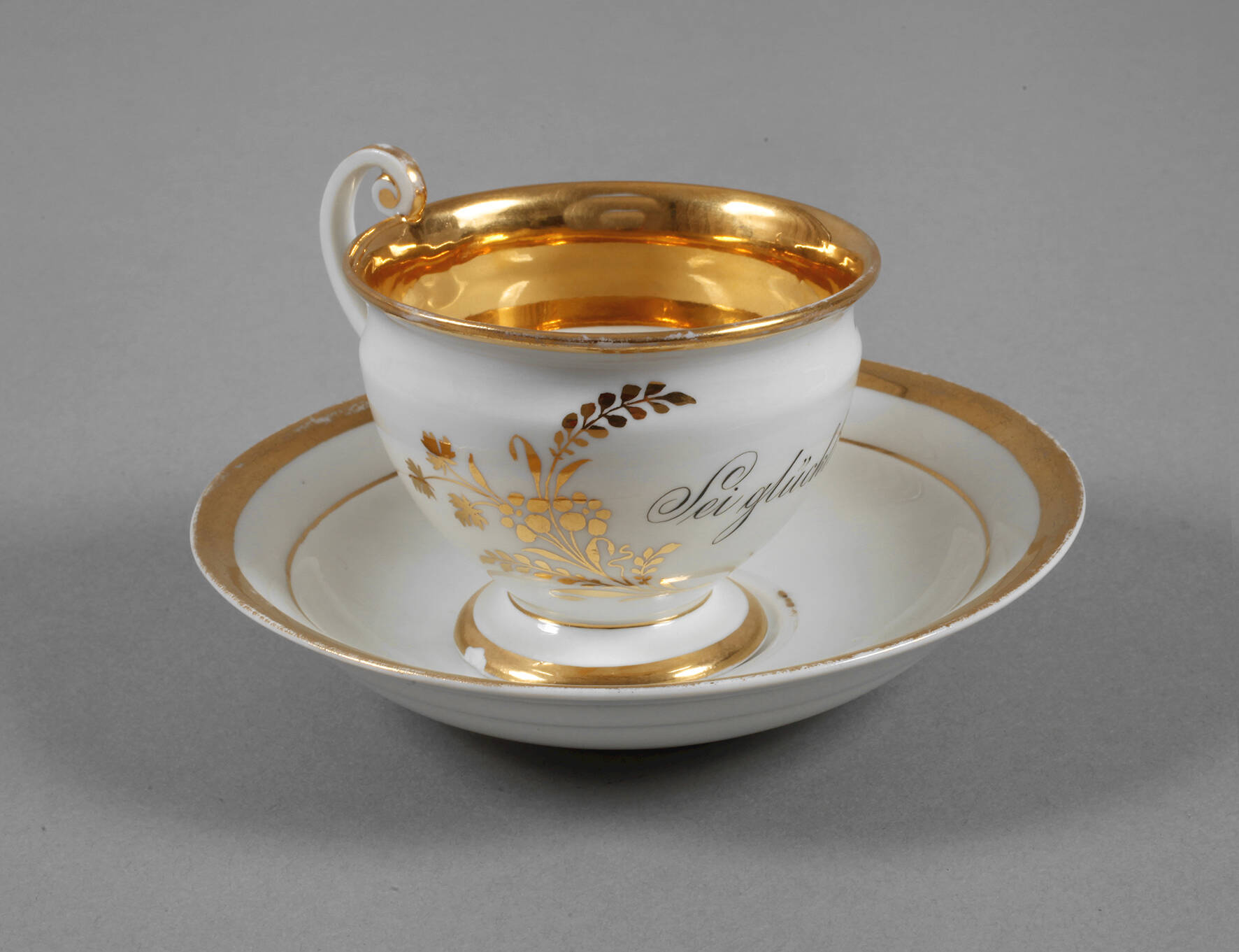 Meissen Spruchtasse "Sei glücklich"