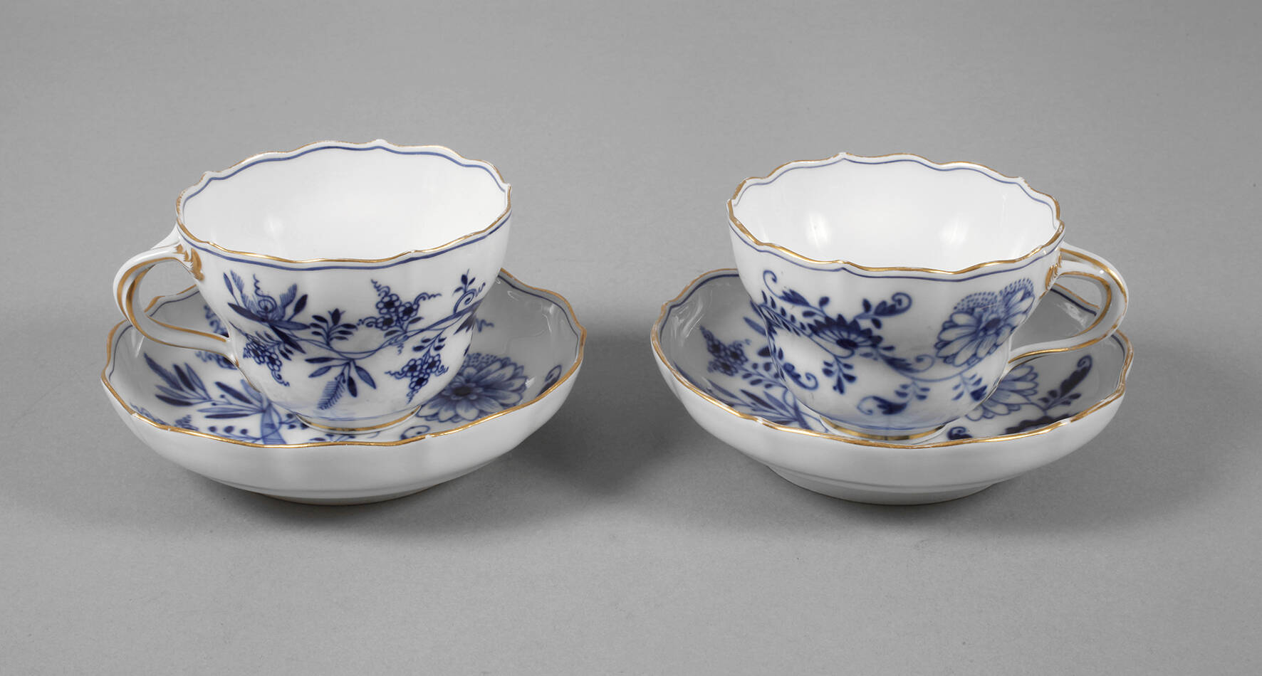 Meissen Paar große Kaffeetassen "Zwiebelmuster"