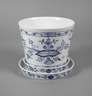 Meissen Cachepot und zwei Untersetzer "Zwiebelmuster"