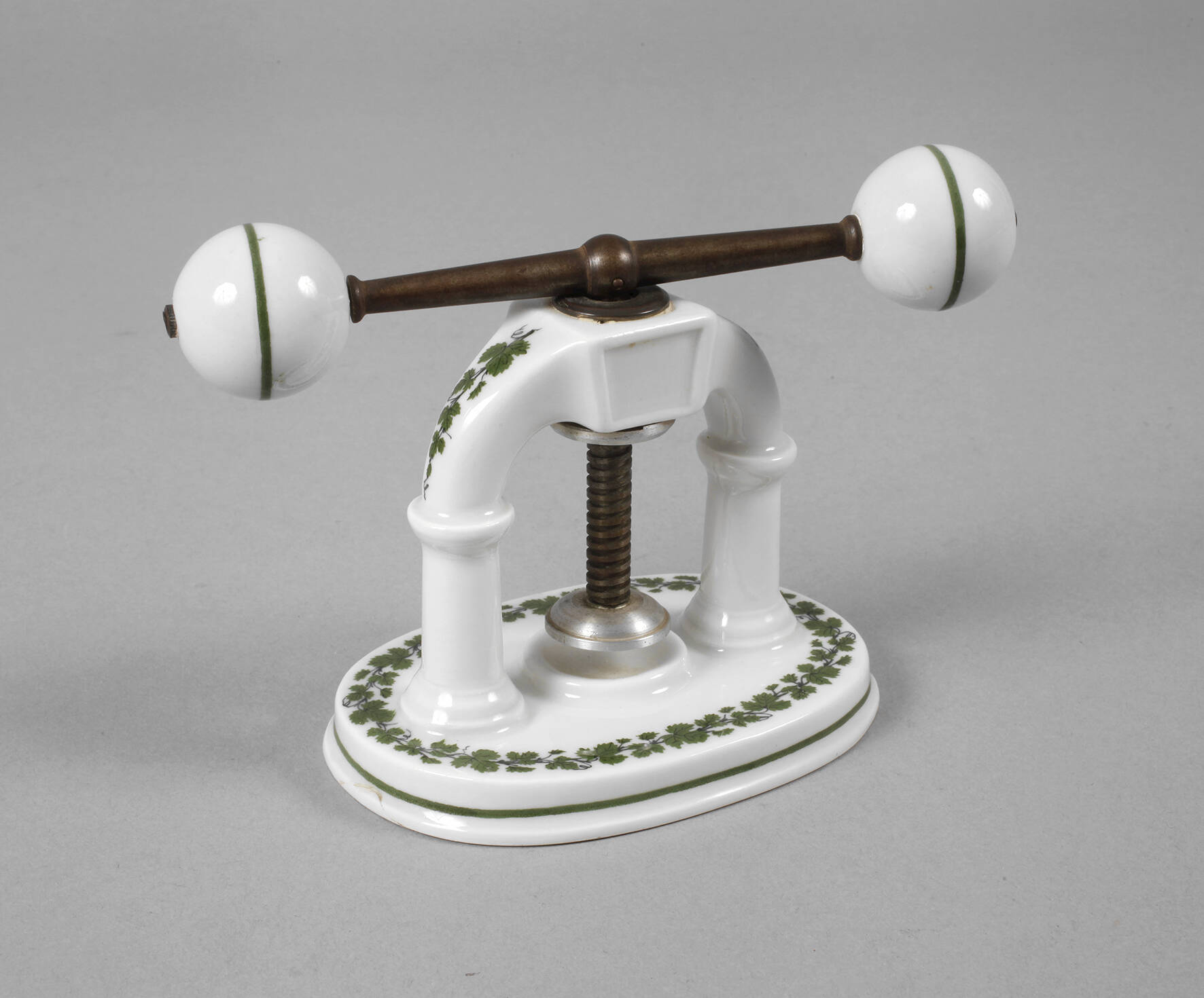 Meissen Nussknacker mit Weinlaubdekor