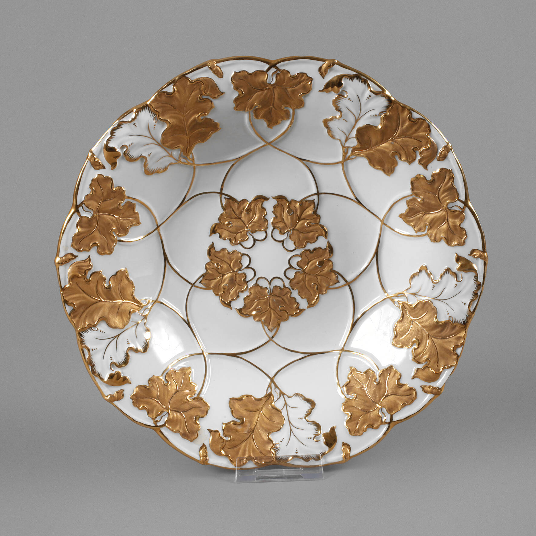 Meissen Prunkschale mit Weinlaubdekor