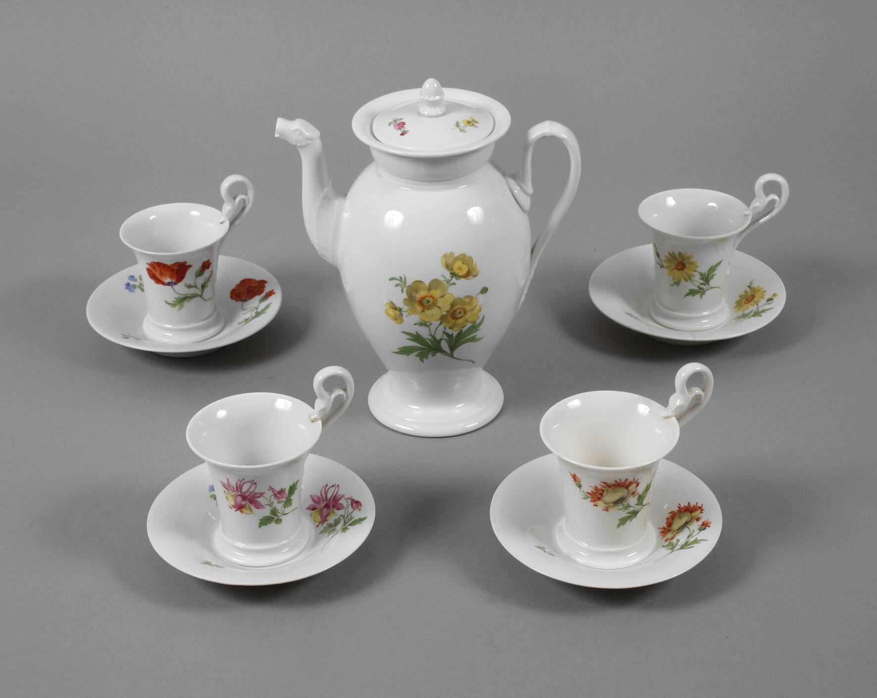 Meissen Kaffeekanne und vier Tassen "Blume 1"