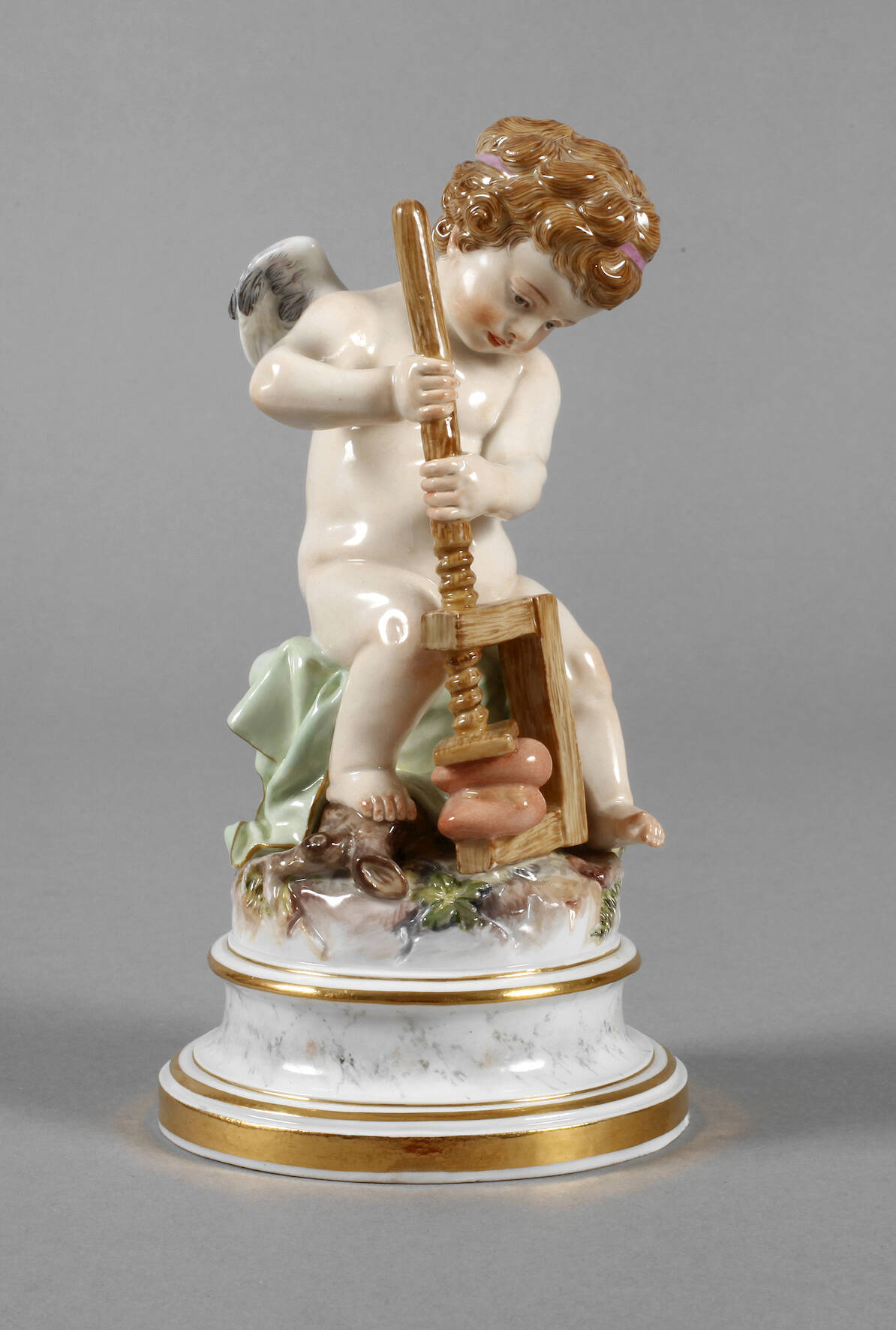 Meissen "Putto, zwei Herzen zusammenleimend"