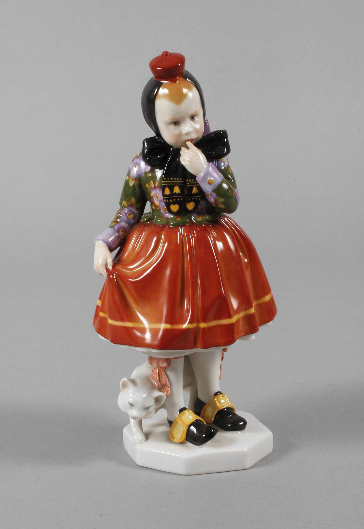 Schwarzburger Werkstätten "Mädchen in Tracht"