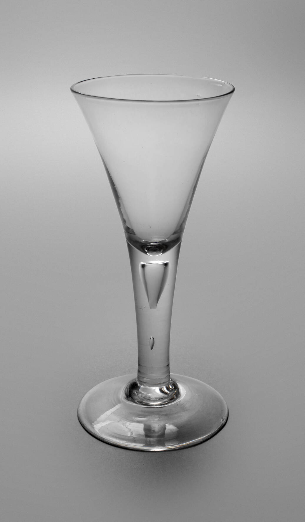 Kelchglas mit eingestochener Luftblase