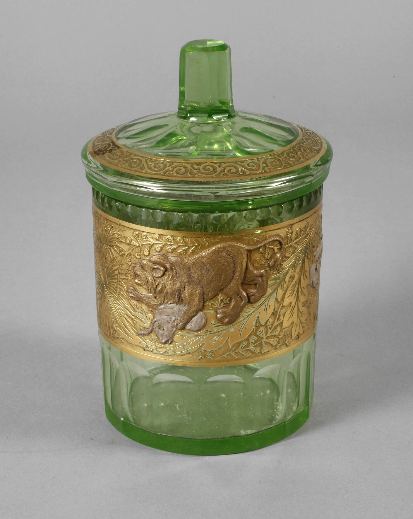 Deckeldose mit Goldrelief