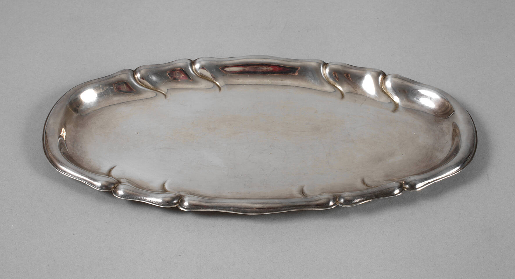 Silbertablett in Barockform