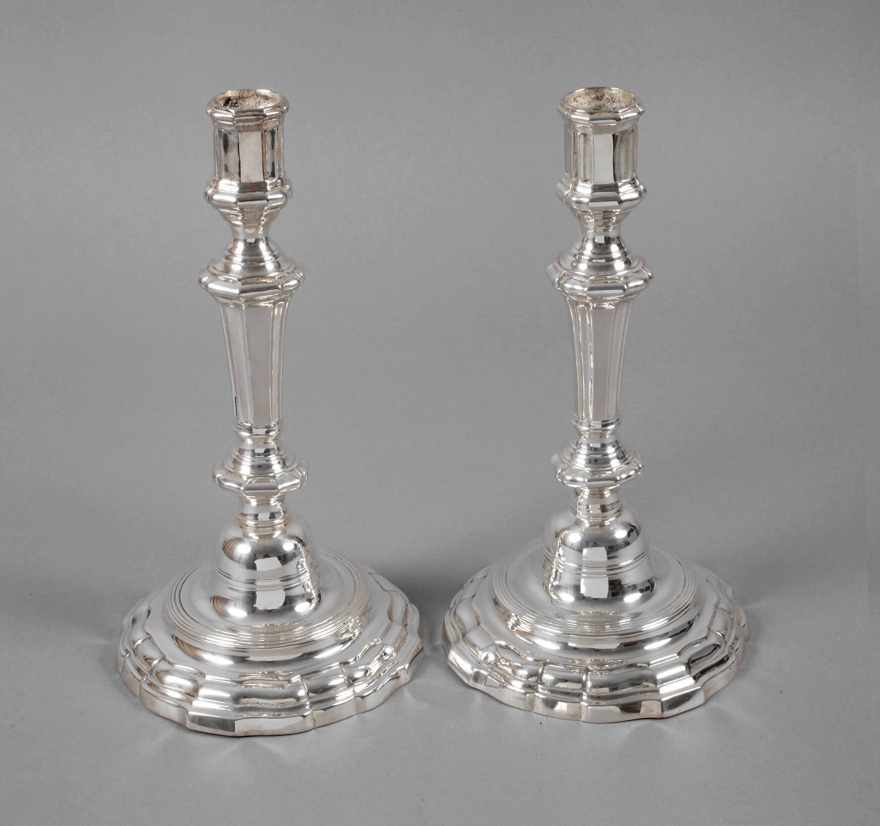 Paar versilberte Biedermeierleuchter