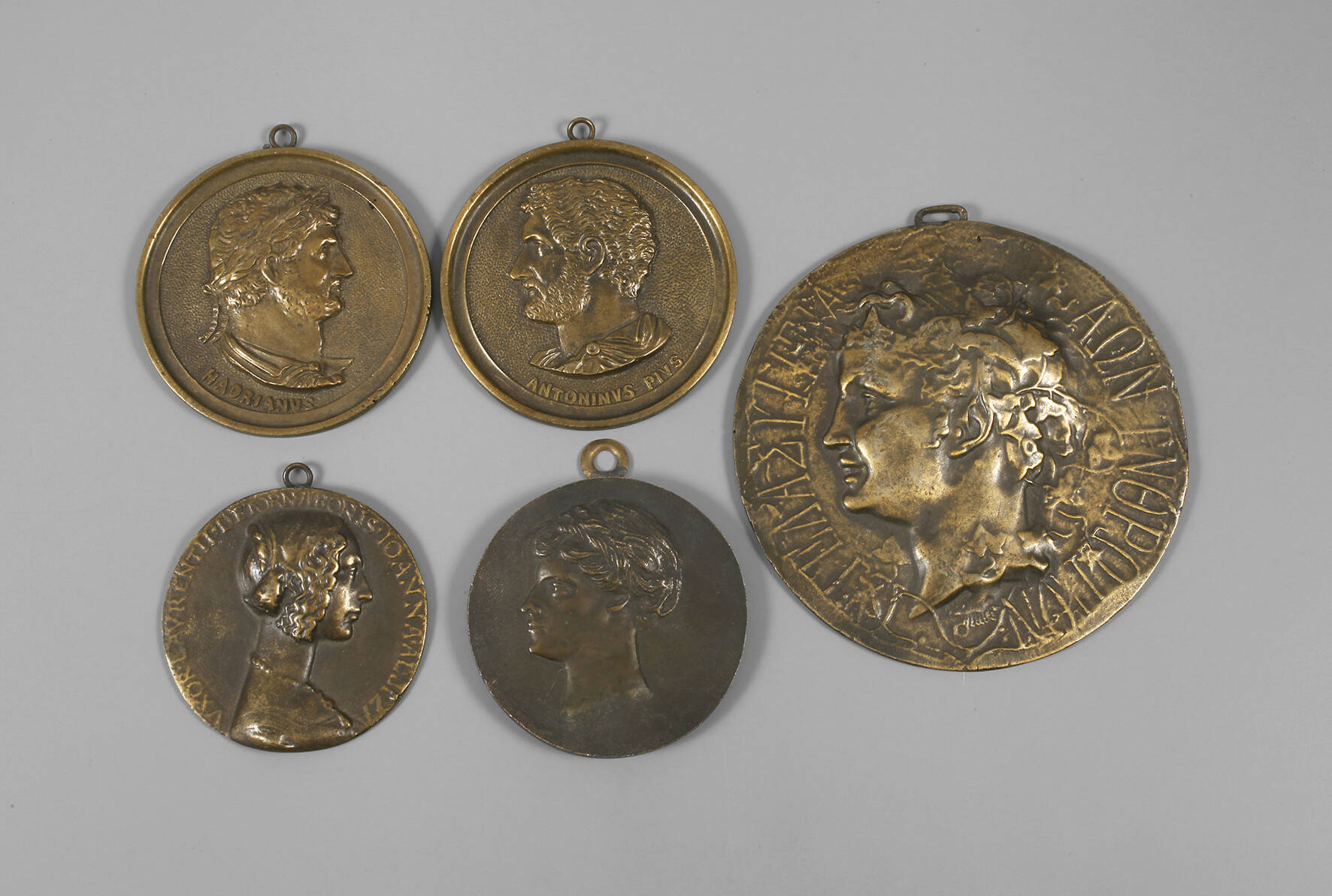 Fünf Bronzeplaketten
