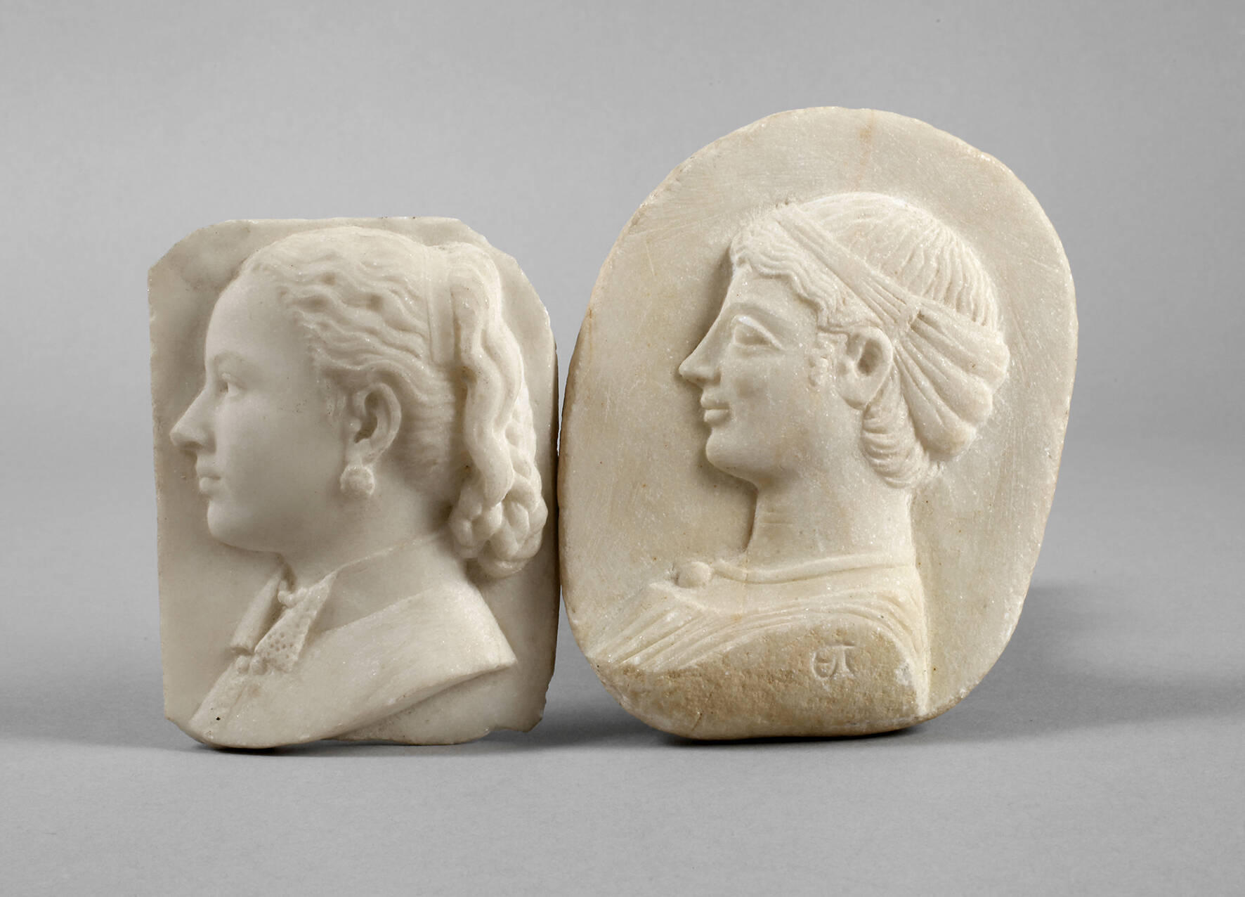 Zwei Marmorreliefs