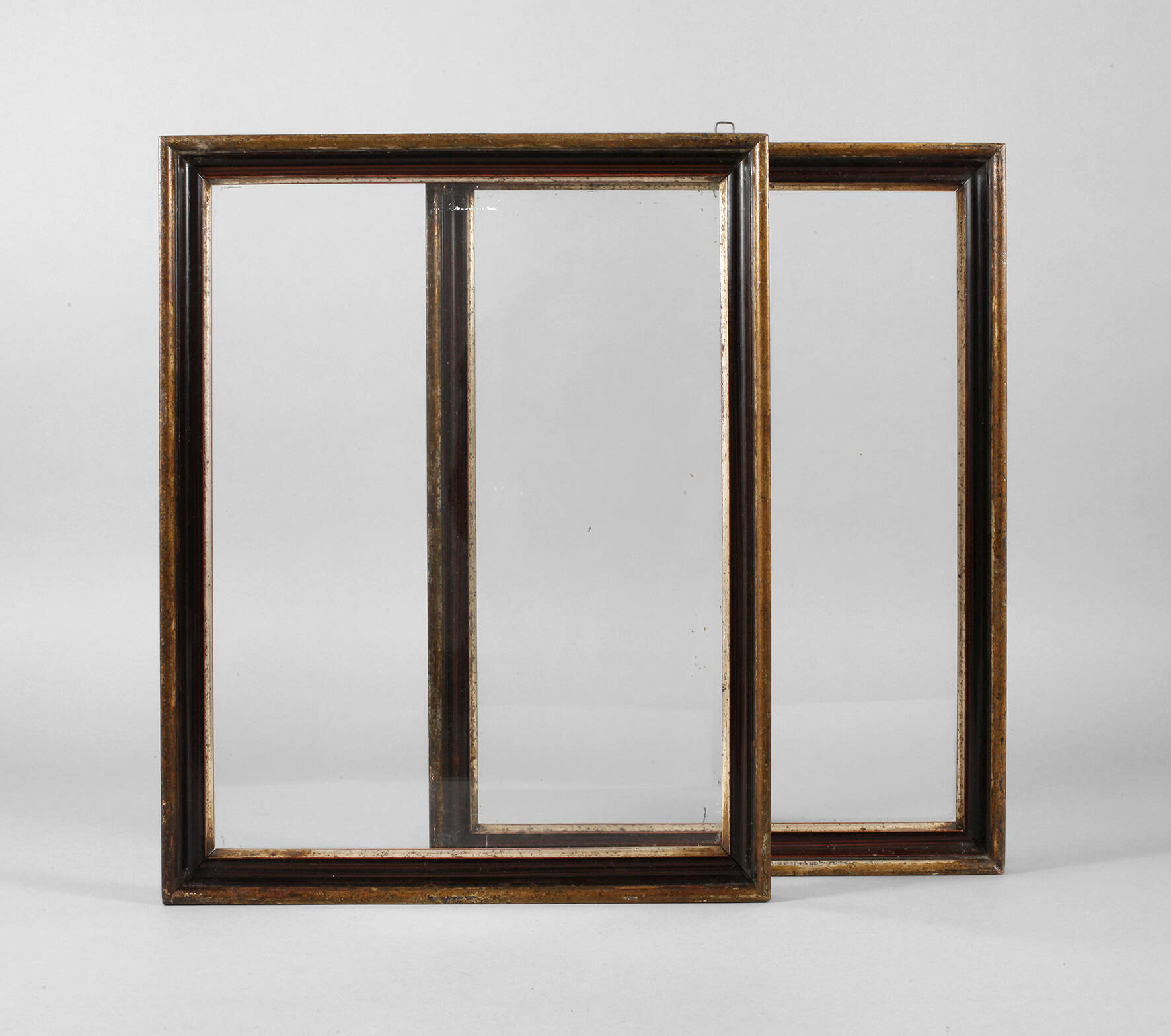 Paar Leisten mit Glas