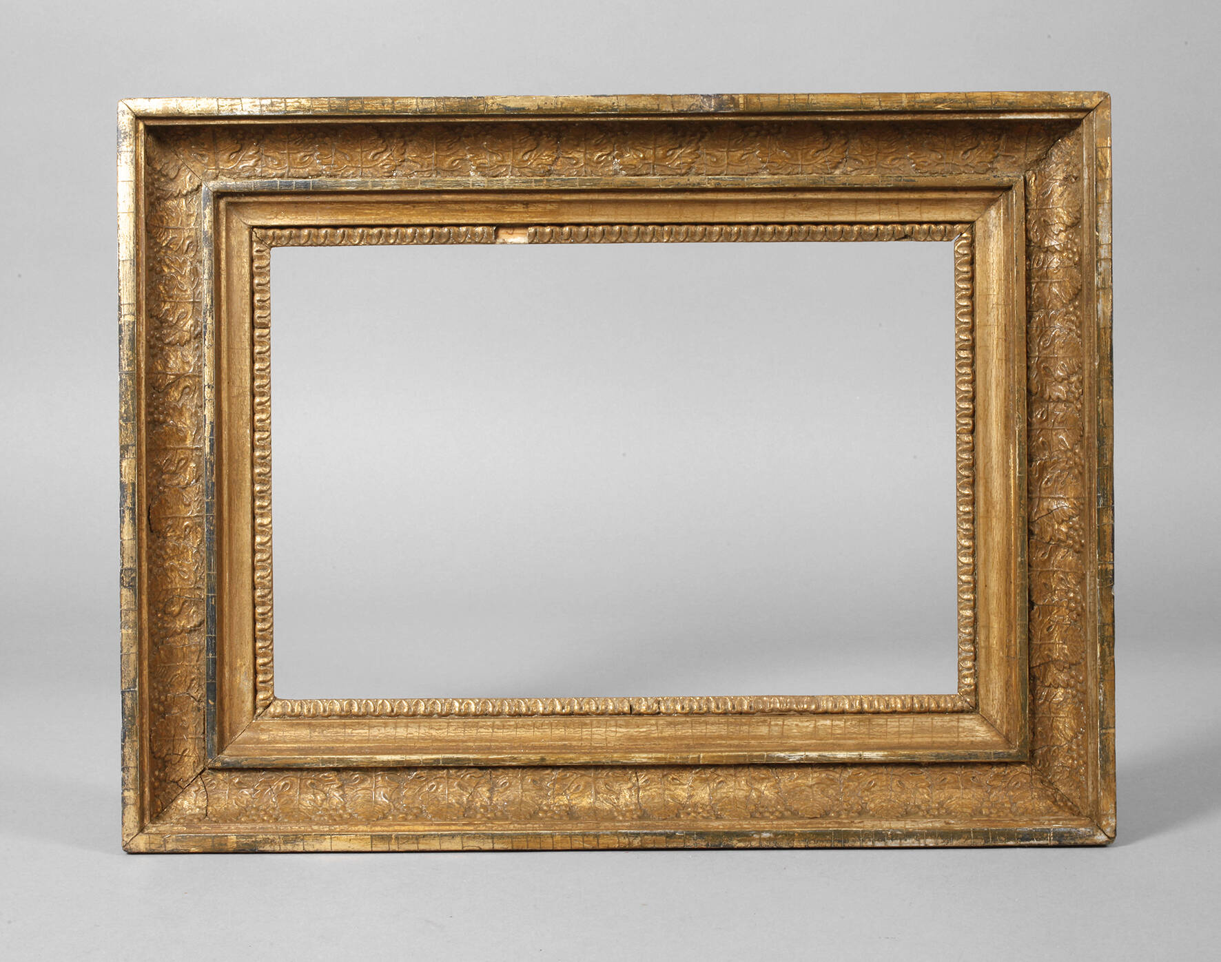 Goldstuckleiste mit Weinlaubdekor