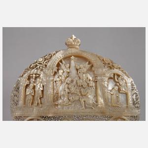 Feine Perlmuttschnitzerei