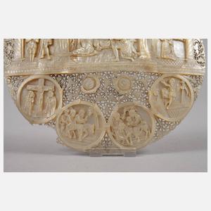 Feine Perlmuttschnitzerei