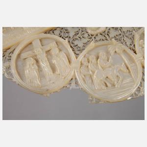 Feine Perlmuttschnitzerei