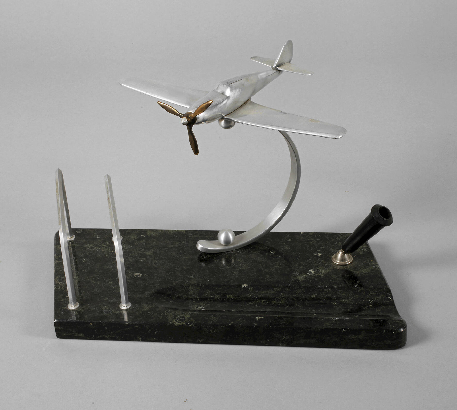 Figürliche Stiftablage