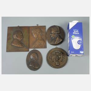Fünf Bronzeplaketten