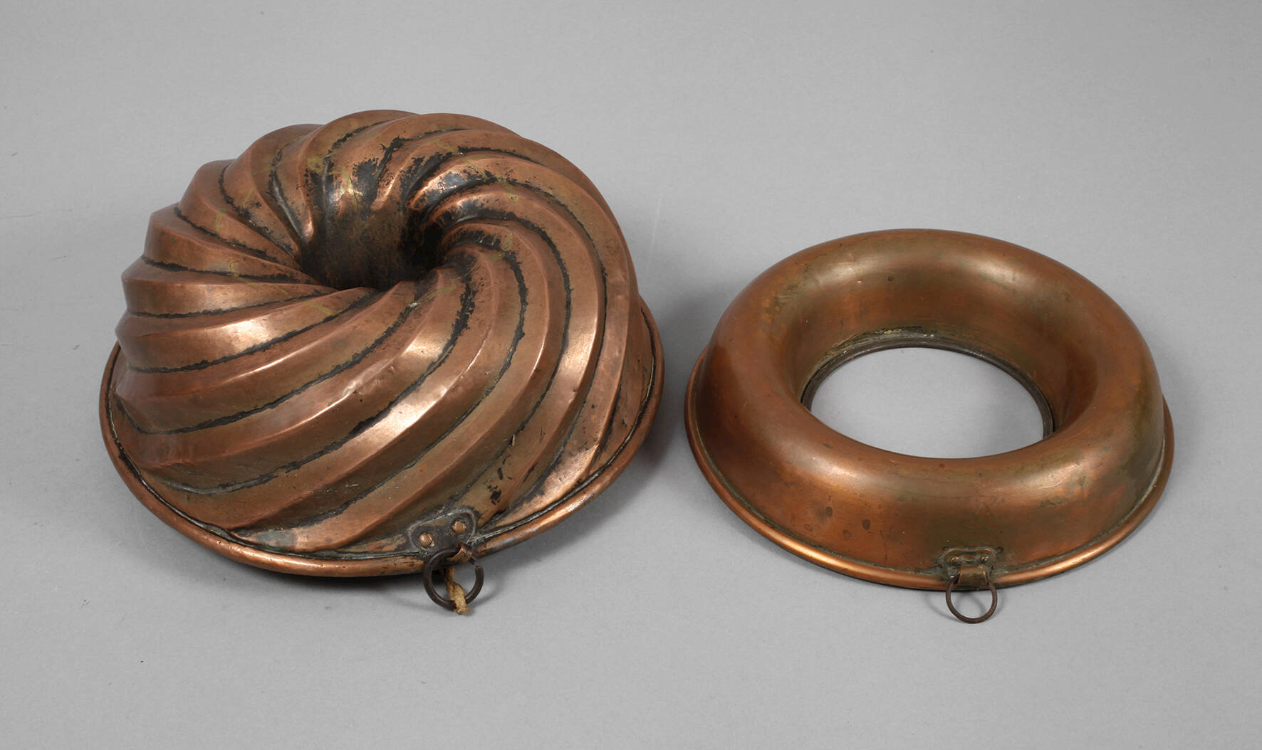 Zwei Kupferbackformen