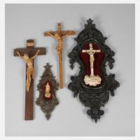 Vier Kruzifixe111