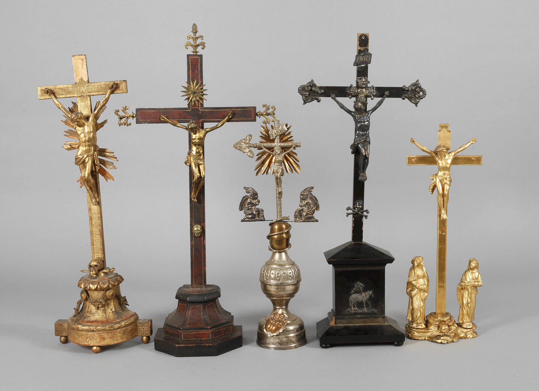 Fünf Standkruzifixe