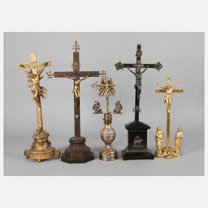 Fünf Standkruzifixe