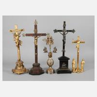 Fünf Standkruzifixe111