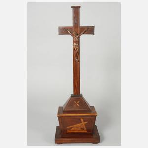 Fünf Standkruzifixe