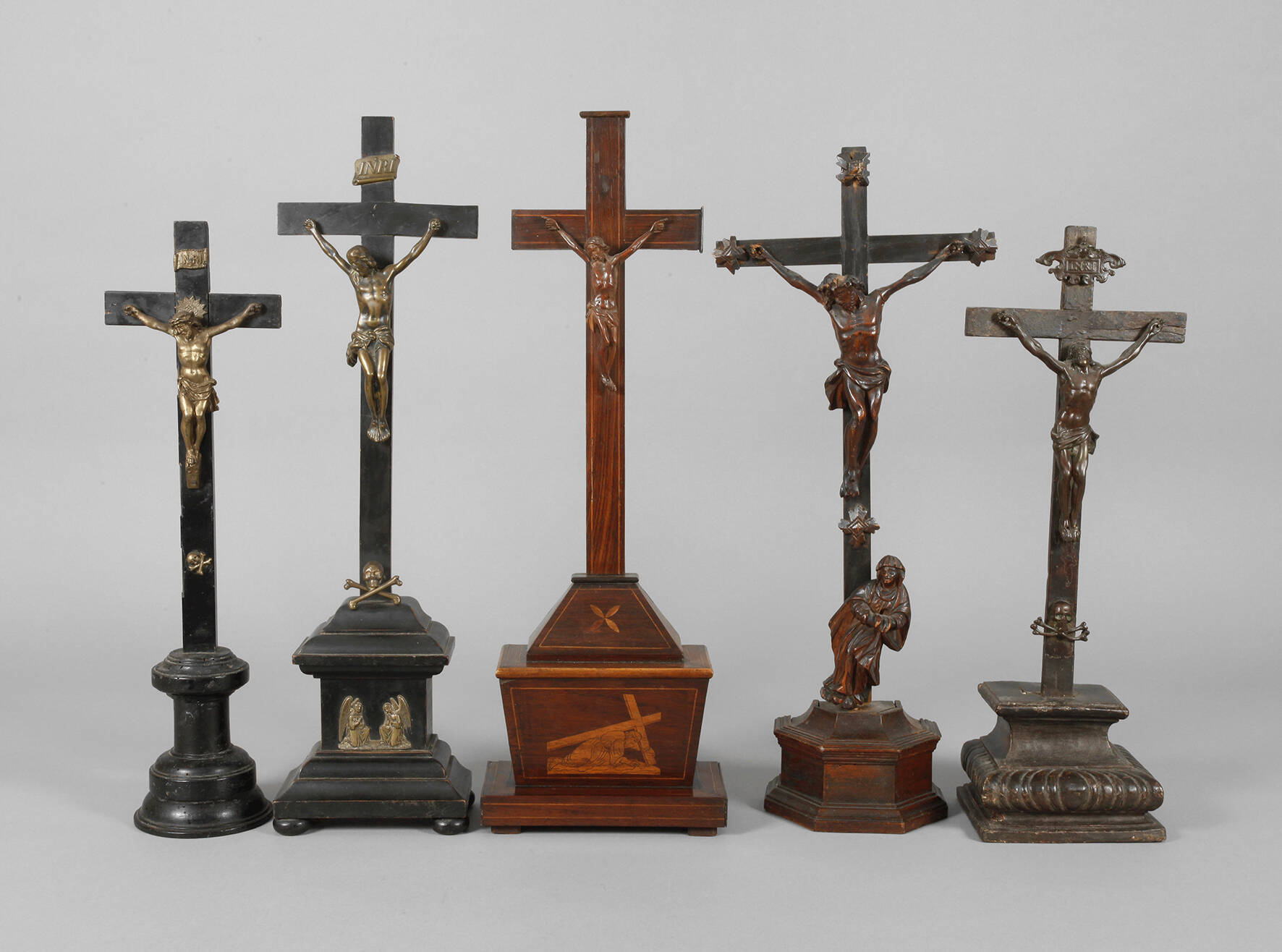 Fünf Standkruzifixe