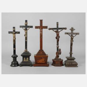 Fünf Standkruzifixe