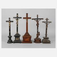 Fünf Standkruzifixe111