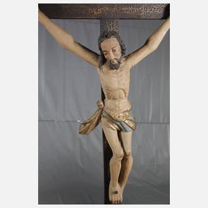 Zwei große Kruzifixe