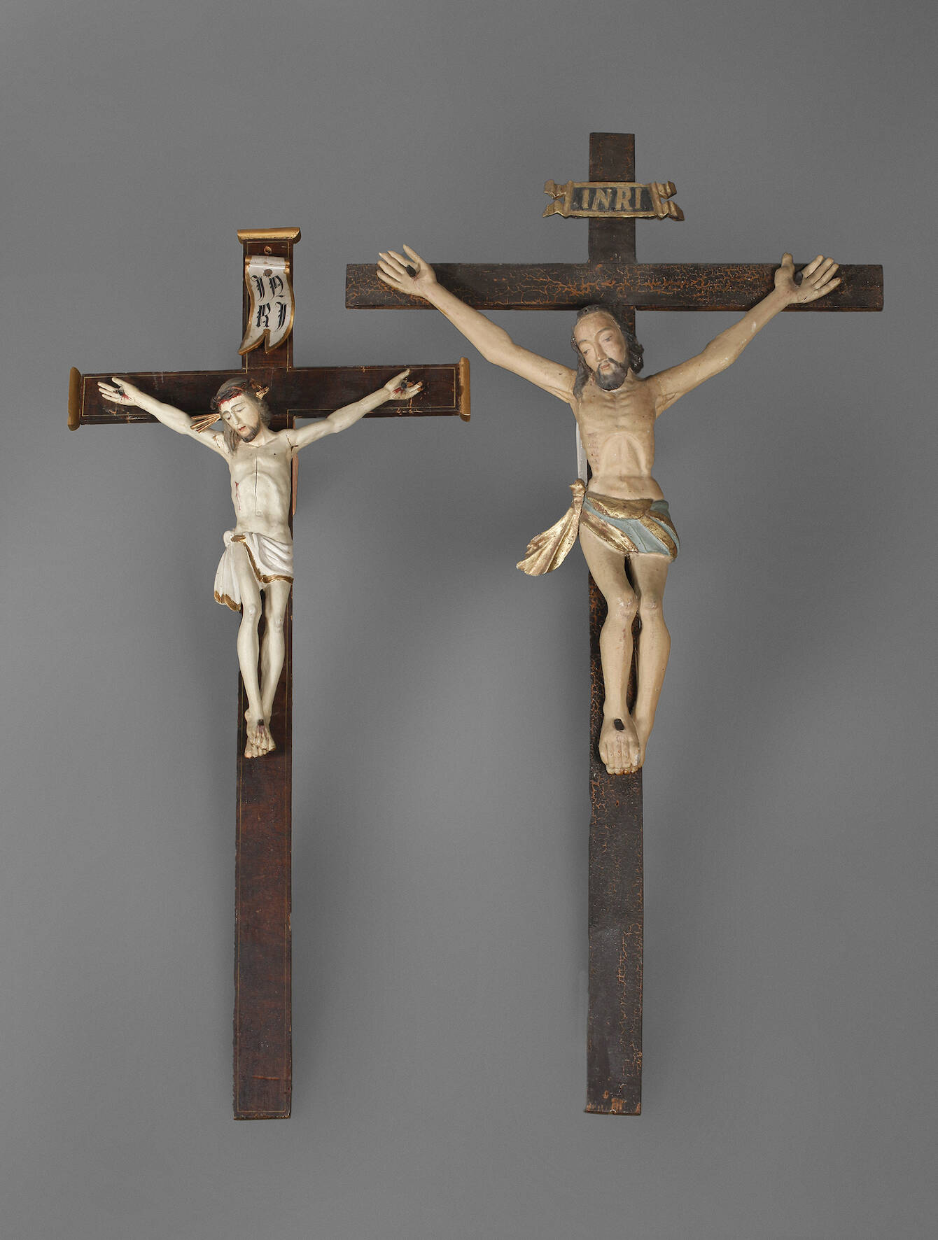 Zwei große Kruzifixe