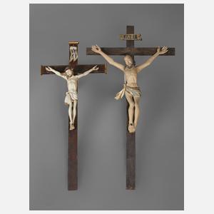 Zwei große Kruzifixe