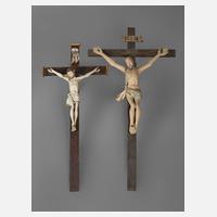 Zwei große Kruzifixe111