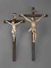 Zwei große Kruzifixe