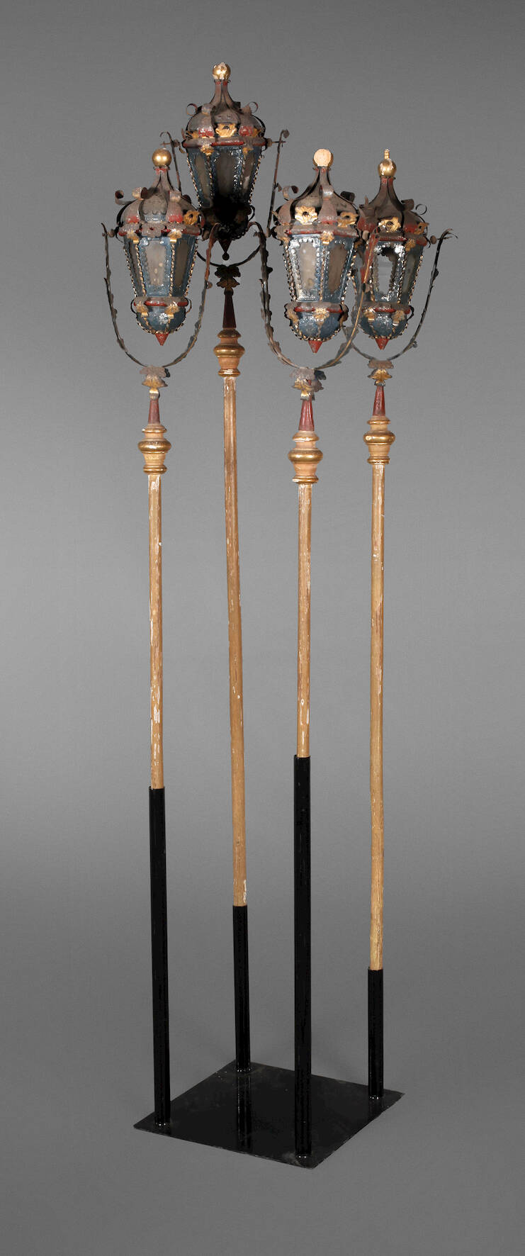 Vier Prozessionslaternen