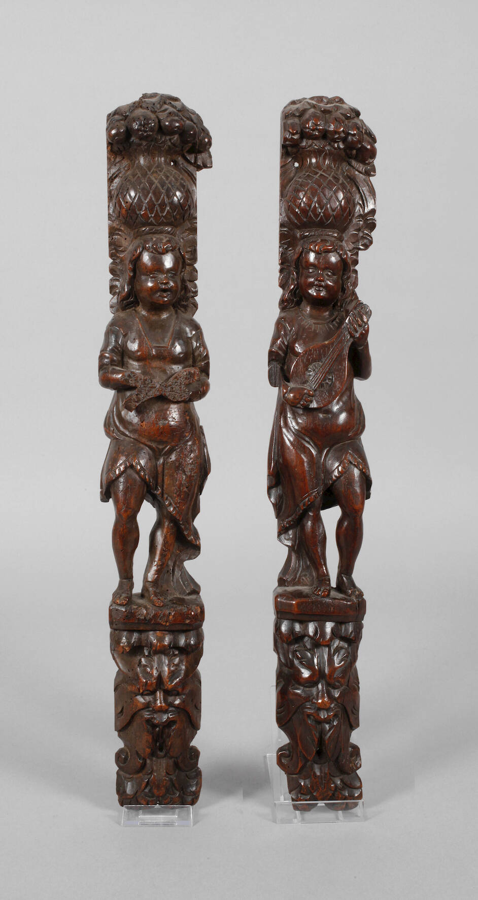 Paar geschnitzte Karyatiden