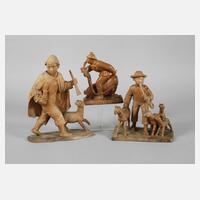 Drei figürliche Schnitzereien111