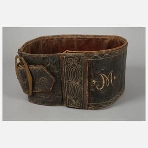 Gürtel Federkielstickerei