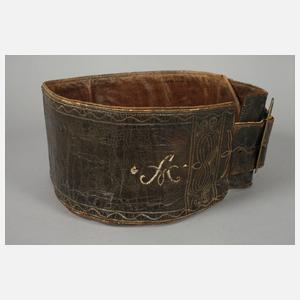 Gürtel Federkielstickerei